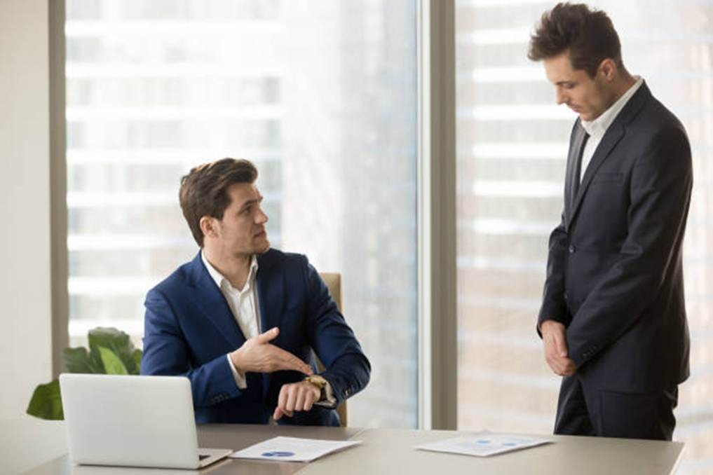 Manager recognizing employee punctuality