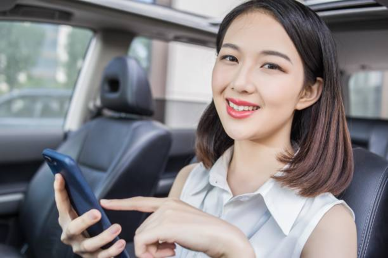 Employee using phone for self-improvement and productivity