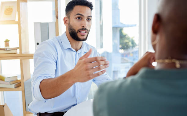 Supervisor and employee discussing work