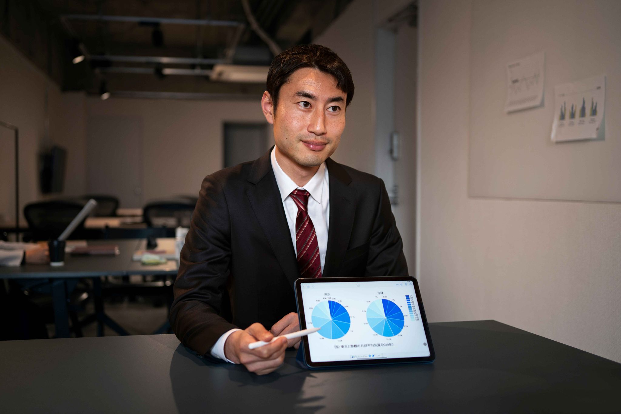 Conclusion - Manager pointing at tablet