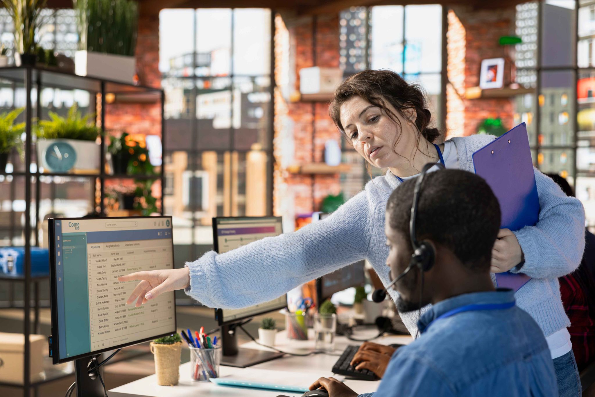 Manager and employee looking at a computer screen